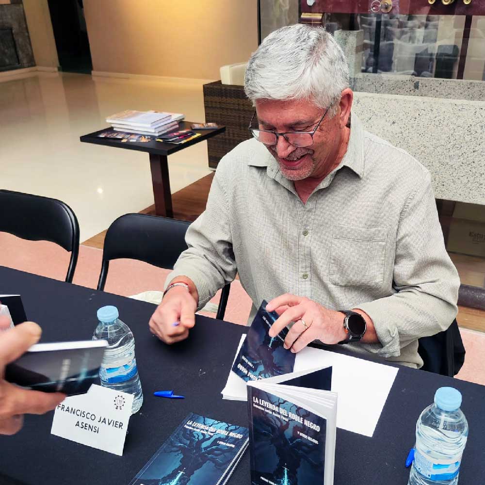 Francisco Javier Asensi firmando en Moralzarzal, obra ganadora